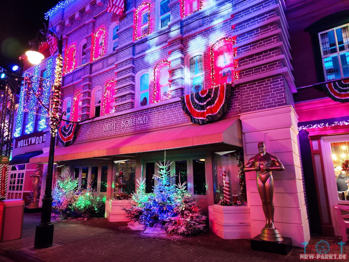 Der Hollywood Boulevard beim Movie Park's Hollywood Christmas.

#werbungunbezahlt #moviepark #movieparkgermany #freizeitpark #nrw #amusementpark #themepark #achterbahn #pretpark #rollercoaster #abenteuer #spass #spaß
