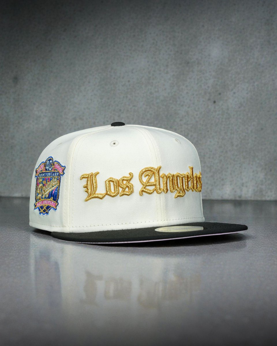 TopperzStore's tweet image. ⏰ 19:00 CET – LOS ANGELES GOTHIC FITTED DROPPING TONIGHT 💎  
Cream crown, black visor, golden script &amp;amp; that clean 60th Anniversary sidepatch.  
This one hits different – and it's EU exclusive 🧢

Dropping @topperzstore – limited stock only!  
How you rating this one? 👀