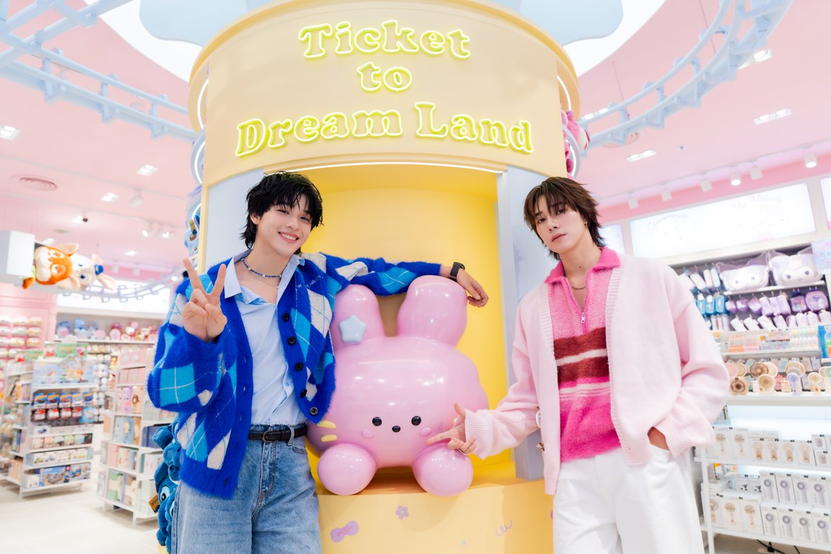 MoshiMoshiTH's tweet image. ✨ Moshi Moshi เก็บภาพโมเมนต์สุดพิเศษของ “สกาย – นานิ” 🩵🩷
จากวันงาน Grand Opening Moshi Moshi New Concept Store: DREAMLAND🌈🎀​  สาขา Central Pinklao ชั้น 4

ใครที่รอชมภาพบรรยากาศงานที่น่ารัก และสดใส มาดูกันเลยน้าา 📸🫶🏻

ทาง Moshi Moshi ขอขอบคุณ​
ทางค่าย GMMTV
คุณสกาย และ…