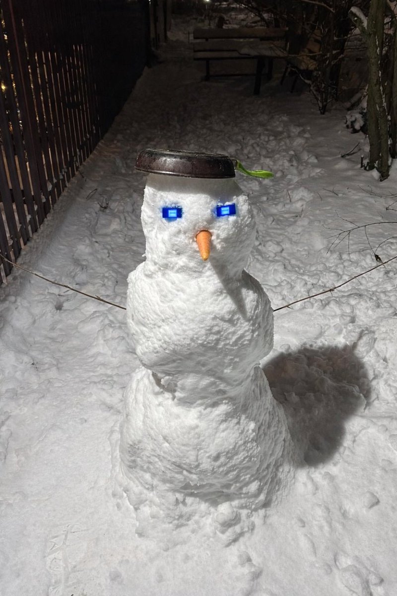 Basedmiro's tweet image. i have made based 🟦 snowman ⛄️😭