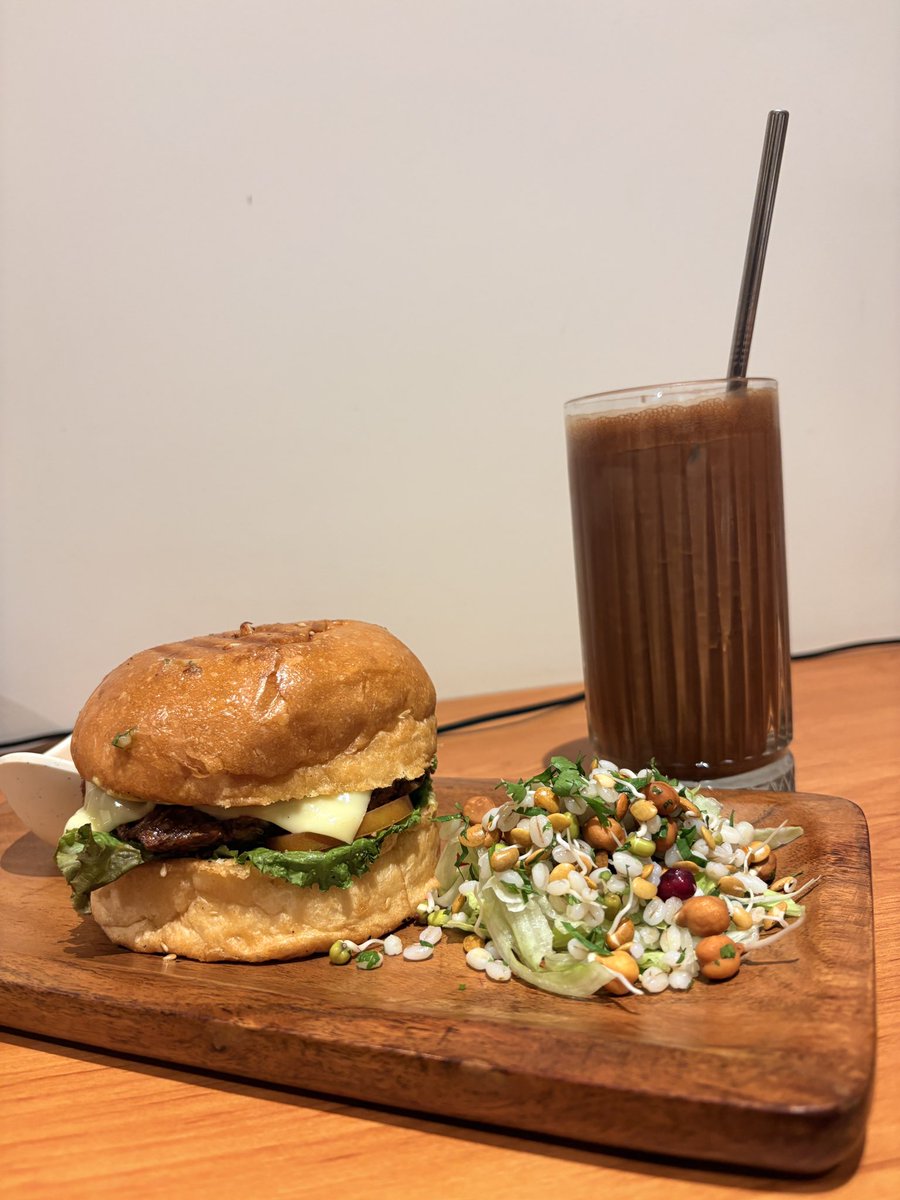 she00574's tweet image. You should definitely visit this cafe SARVAS if you are in Mysuru😋

Tried Iced Mocha and BBQ jackfruit burger..tastes amazingggg💃

#cafe #mysuru