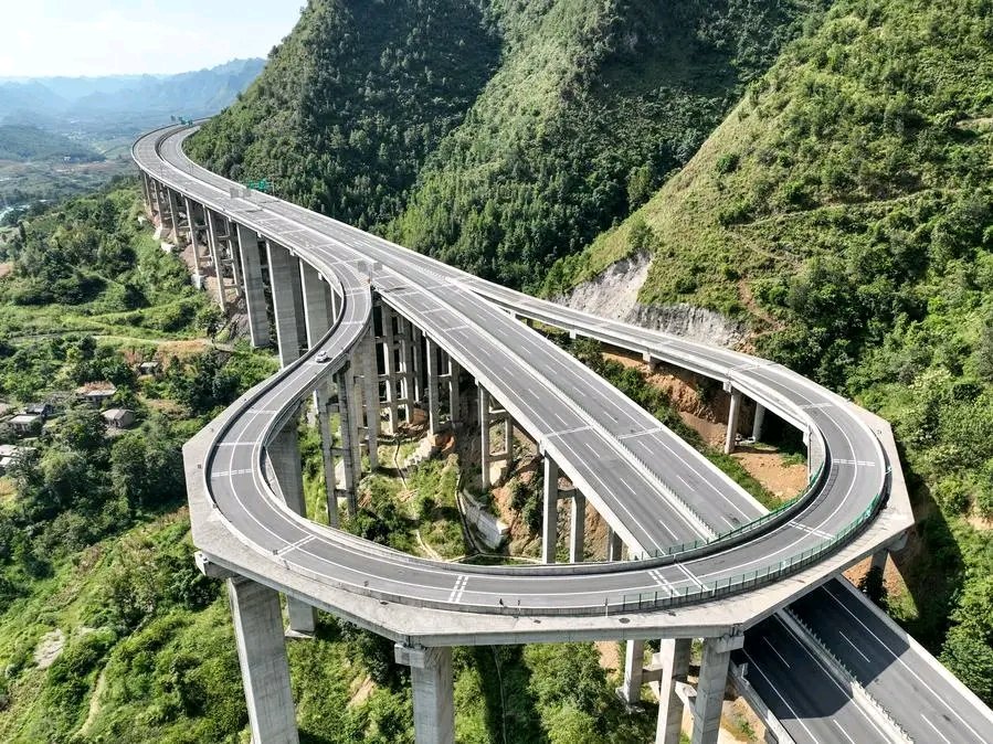 Kwanini wakiwa wanamwaga zege na kufanya big construction 🚧 ya hizi mambo kama madaraja wanachinja nguruwe na kafara za kila aina???? Kuna siri gani mazee