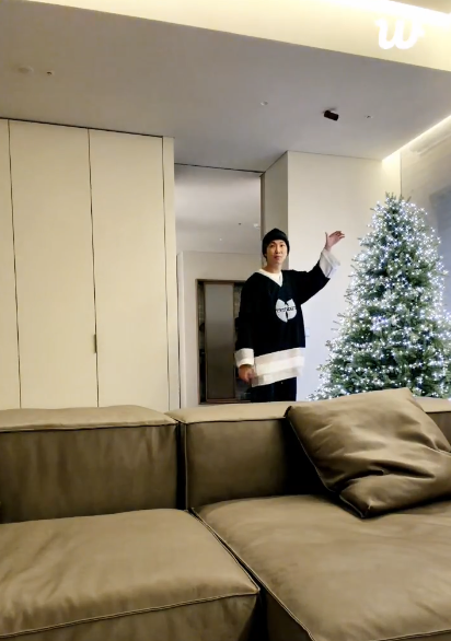 odetonamu's tweet photo. joonie showing us that the tree is taller than him hes so adorable omfg https://t.co/R0DQ0ICVps