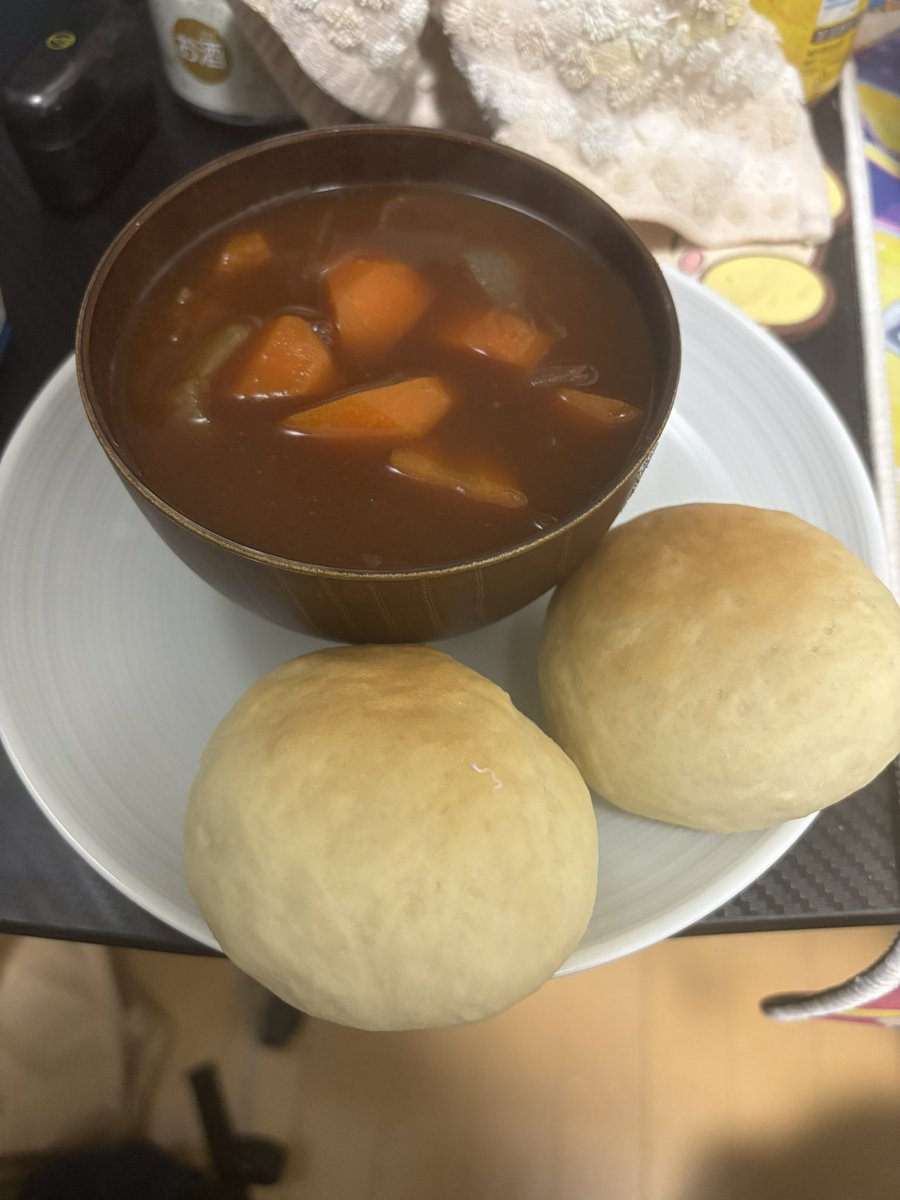 possensei's tweet photo. 手作りパンと、ワインとデミグラスソースで煮たビーフシチューです。

今年1うめぇ https://t.co/rM8DPIhfYN