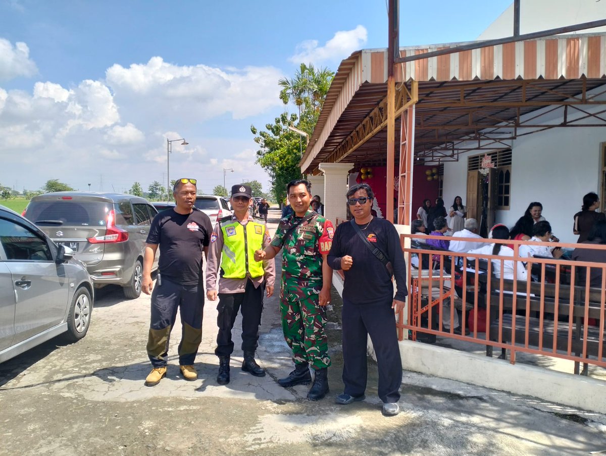 04_pedan's tweet photo. Serda Agus Indarto anggota Koramil 04/Pedan melaksanakan Pengamanan Perayaan Hari Raya Natal Di Gereja Kristen Pepantan Ngaren .dukuh Sonayan desa Ngaren kec Pedan.
#Kodim0723Klaten
#Korem074Wrt
#KodamIVDiponegoro https://t.co/DXrQlC1vlj