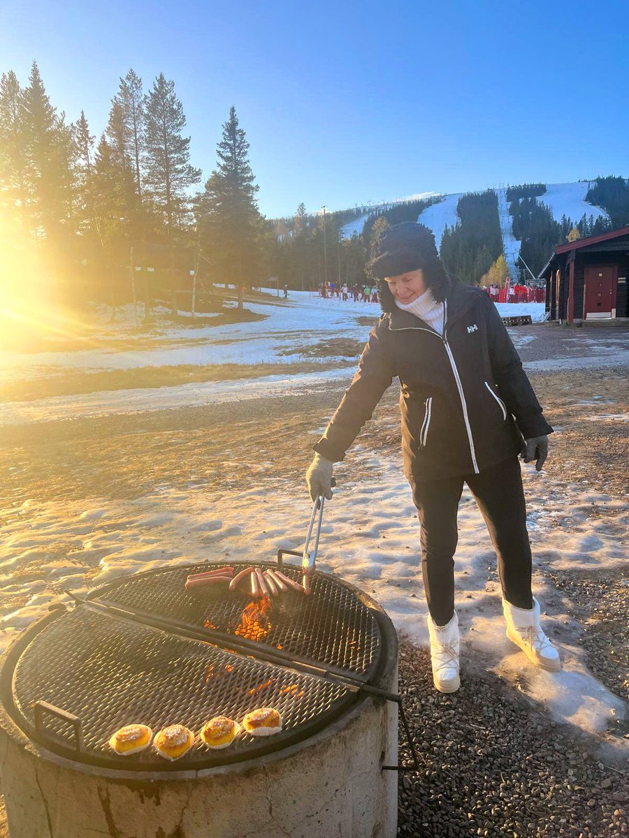 KerstinZezze's tweet photo. Efter storm kommer solsken. Korv och bull picnic med efterföljande smått å gott. En bättre söndag.

#hockey #afterski #fjällen https://t.co/Wl86fevk0x