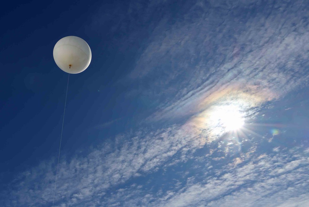 12月28日、今日も昭和基地は好天です。気象ゾンデの放球を見に行ったら彩雲が輝いていました。#南極 #観測隊 #Antarctic