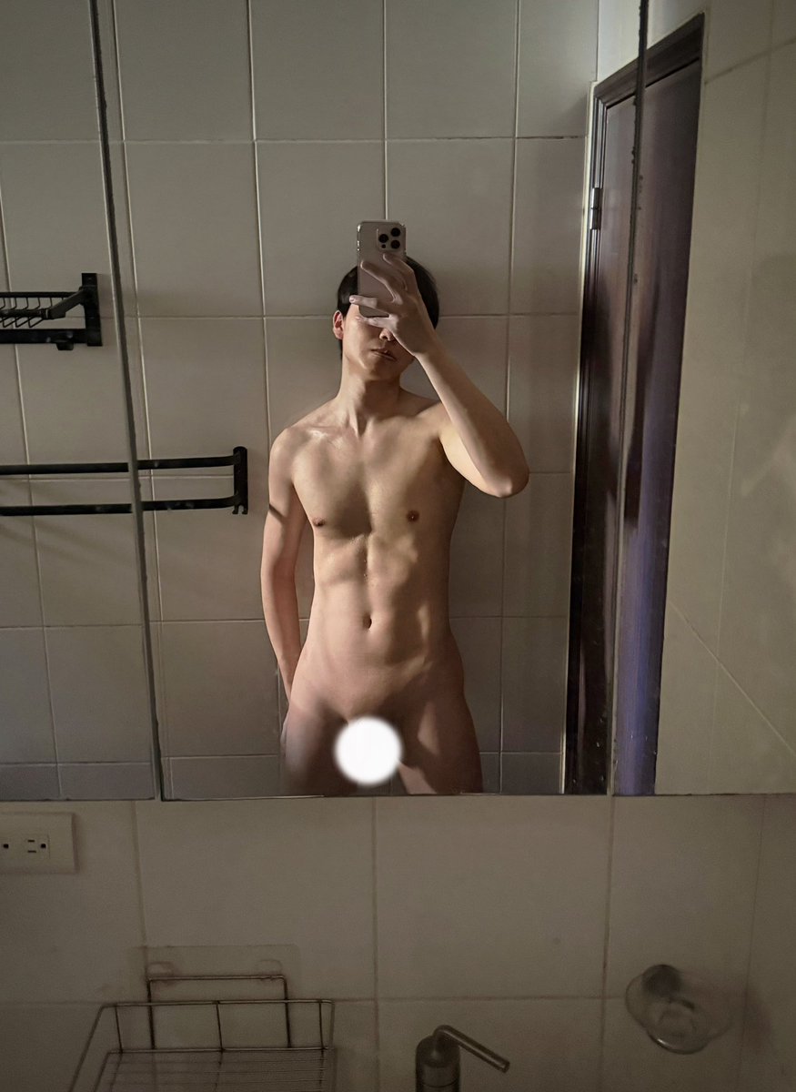 tingyo0825's tweet photo. 剛運動完身上還有汗珠，陽光照在肌膚與除完毛的🍆上，覺得很性感好看😳

我到台北創造工作室 @createwax 找可愛又專業的書亞師傅 @Shua9955 除毛，不得不說整個環境高級又舒適，而且技術很好，連極度怕痛的我都覺得很可以接受，是很棒的一次體驗🤍

值得一提的是，除完毛後ㄐㄐ看起來更大更可口了，弟弟們一定會更愛🥰