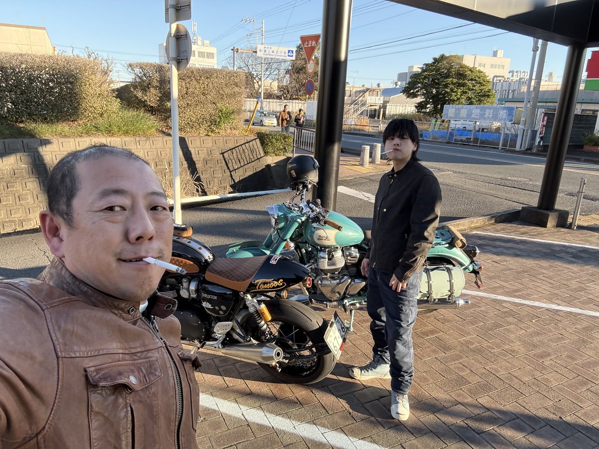 帰ってきた息子とトラ富士へ。なんだろ、俺のセンスの良さに惚れ惚れする❤️オラのスラクストン1200rs、ロイヤルエンフィールドクラシック650、ここまで美しいバイクがありますか⁉️どこぞのデザイナーがデザインしたバイク超えたね✌️はい、自分大好きです❤️
#RoyalEnfield 
#triumph
#classic650