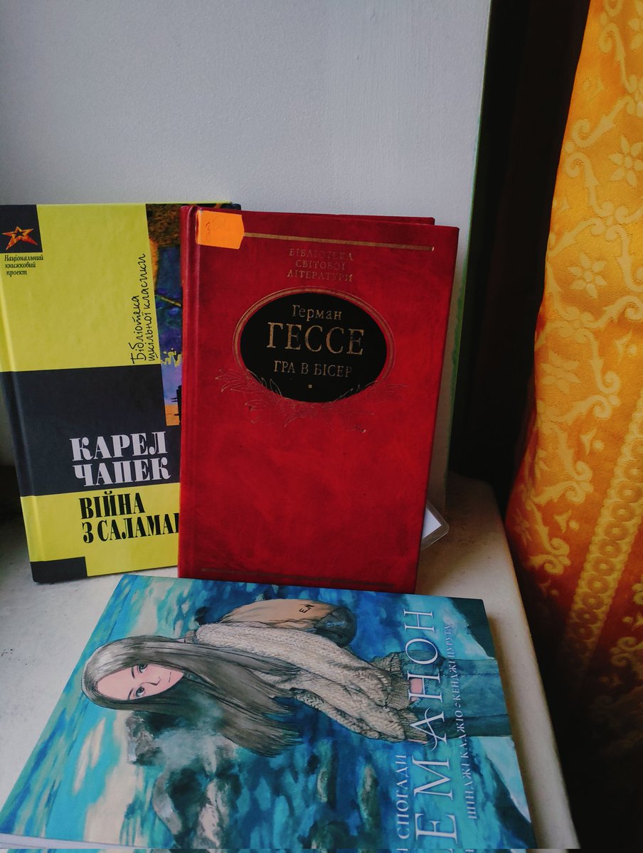 yonabeef's tweet image. Книги з бібліотеки які хотів довго прочитати 
Та Еманон з книгарні, читав Еманон ще років 8 тому, дуже люблю цю меланхолічну подорож, тому таке треба мати у себе на полиці українською :3 
Дуже радий що набрав читання на січень!