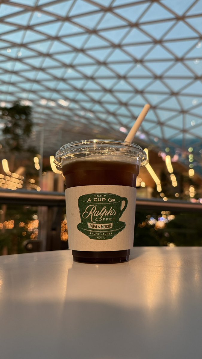 abbbms's tweet image. السفر ماغيّرك .. غيّر بلادي
ضعت فيه وكنت ادل اربع جهاته

فيه حبيتك و حبيت المبادي
 والمبادي موت و الحب إستماته

لاتخلين السنين تصير عادي
في عيون الي يقاسمك امنياته

و نادني لو لا حياة لمن تنادي
اسمي بصوتك حياة بحد ذاته