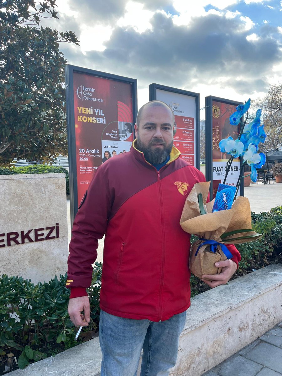 yigitisss's tweet image. Yalı İstanbul montu çiçek gezdiriyor