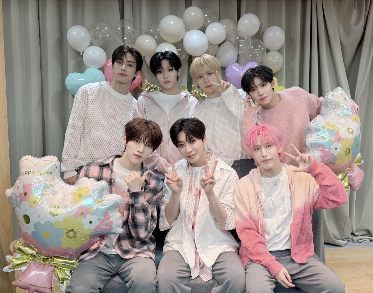 xuecel's tweet photo. look at my boygroup bro they pink as fuckkkkk https://t.co/wfbeN8tQNl