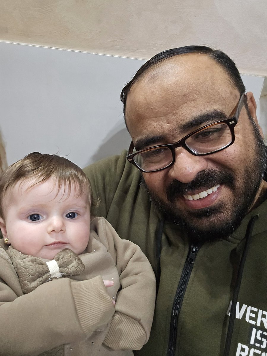 هذه زينب العمودي .. أنا عمها .. وبرسم لبعيد تصير كنتي 😅
ابنة الحرب أراد لها الظالم أن تموت وأراد لها الله الحياة.. أصيبت أمها إصابة خطيرة وهي حامل فيها وشاء الله لها ولأمها النجاة