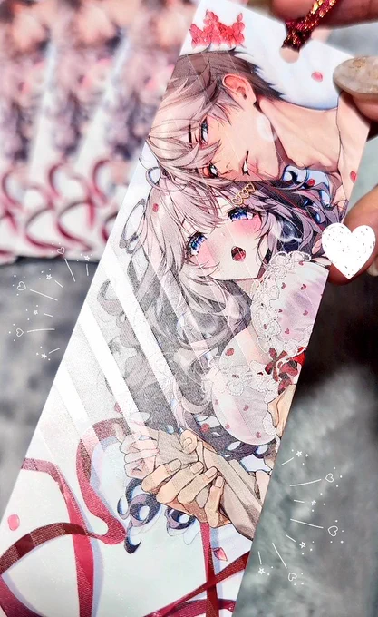 新刊にセットでついてくる"しおり"です 光にあてるとエンボスのラインが浮き出て可愛いです! (詳細画像は本アカに置いてますˎˊ-)