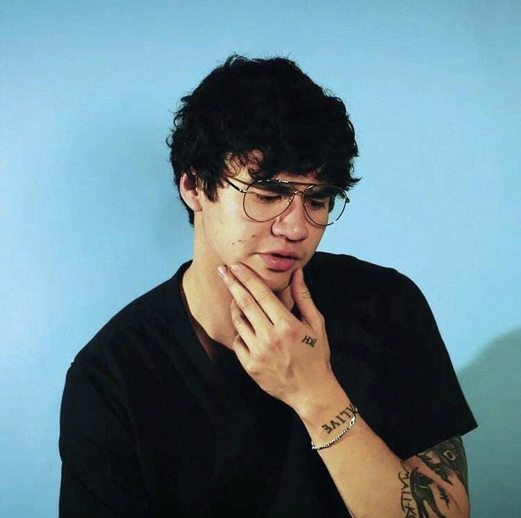 SUPERBLOOMCASH's tweet image. calum was so iconic in the cocktail chats