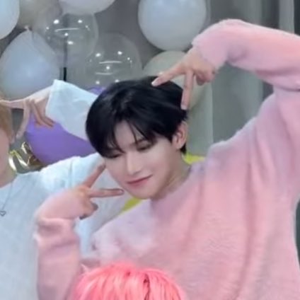 98yichen's tweet image. look at my cutieful cat