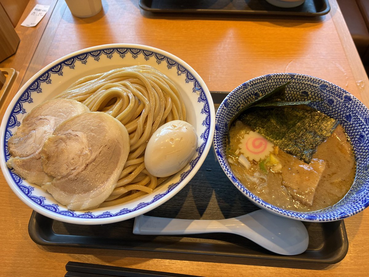 shoichi1009's tweet photo. 鴻巣 次念序

距離的に足を運びずらかった次念序へ遂に。大盛はかなりの量、味玉のｸｵﾘﾃｨは素晴らしく流石六厘舎ｸﾞﾙｰﾌﾟ。つけ汁は濃い味付けでﾊﾟﾝﾁがあり、中に入っているねぎがﾌﾚｯｼｭで噛みごたえ抜群でｽｰﾌﾟ割にも良いｱｸｾﾝﾄに。個人的にとても満足な1杯。 https://t.co/bWPlGo5l8c