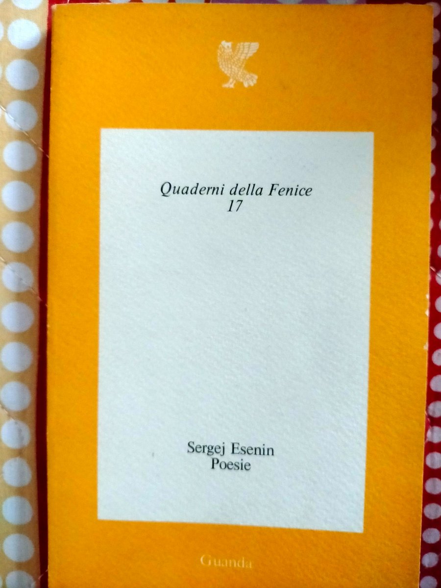 Ho trovato questo libro in una bancarella dell'usato. mi piaceva la carta e l'edizione. L'ho finito oggi, nel giorno del centenario della morte dell'autore. Che cosa strana. 

#libripoesia #libri #poesia #unmondodilibri #SalaLettura #SergejEsenin