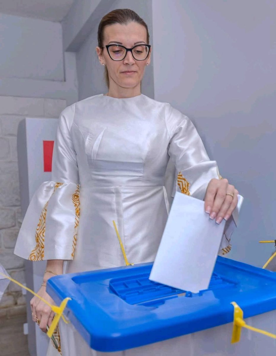 cecild84's tweet image. Former French spy turned Guinean 1st lady, cast her ballot in Guinean elections.