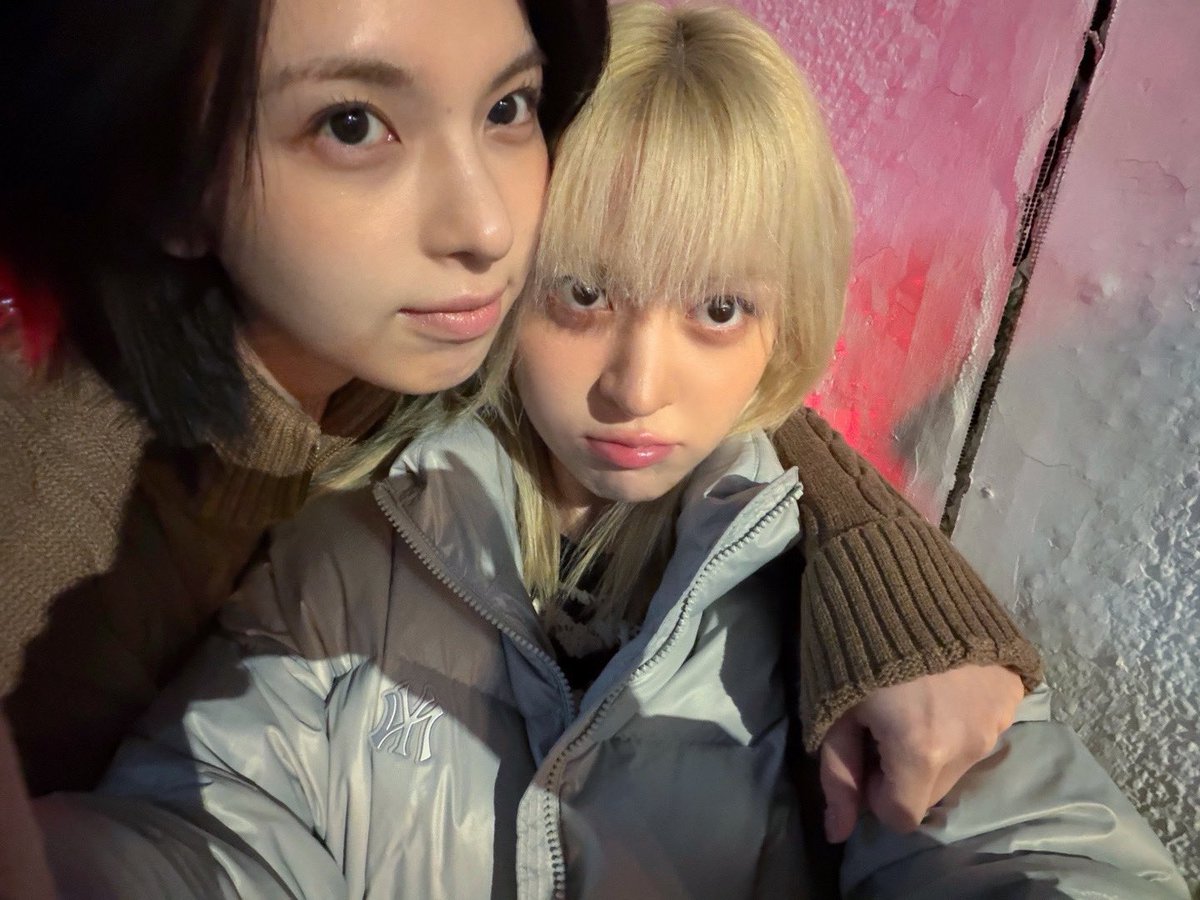 WE_NMIXX's tweet image. 평소에는 사랑을 그렇게 많이 주는 사람인데 생일엔 너가 사랑 잔뜩 받았으면 좋겠어! 내가 잃은 우리 함께 있는 사진들 생각하면 조금 슬프지만… 앞으로 더 좋은 추억들 많이 만들자!! 생일 축하해!!! 🎈

#NMIXX #엔믹스 
#릴리 #LILY 
#배이와_함께_여전히_서로겠지
#OurSolshineDay