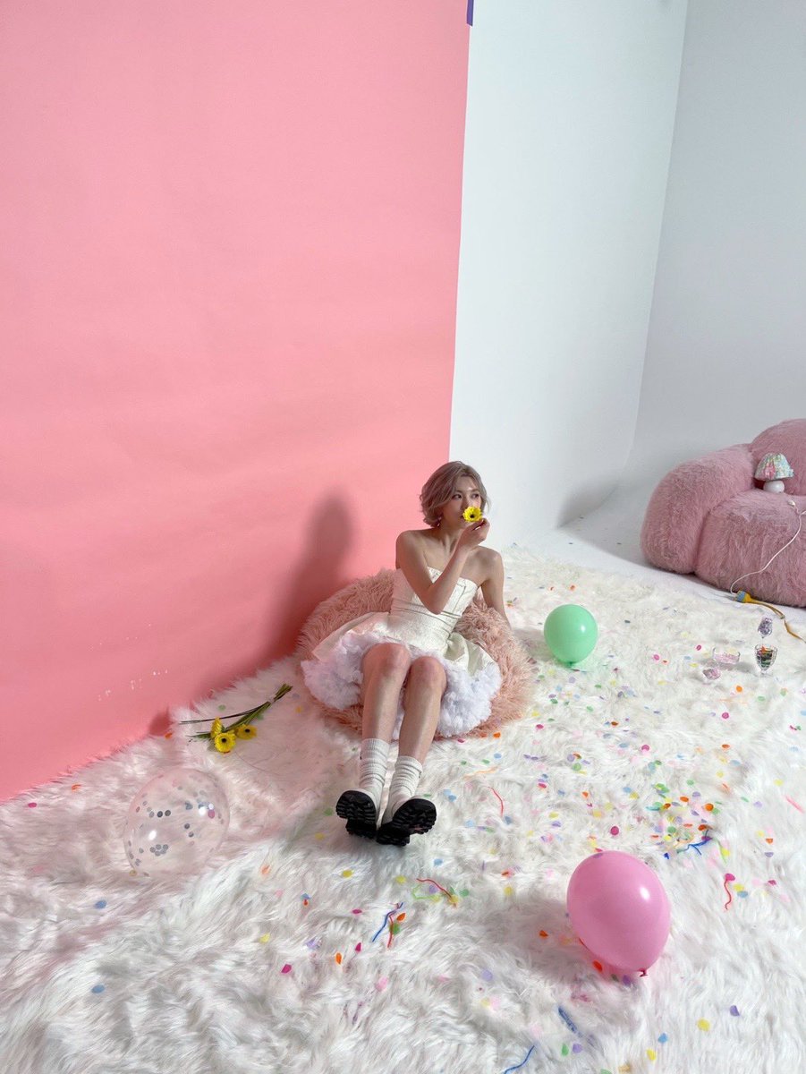 WE_NMIXX's tweet image. 평소에는 사랑을 그렇게 많이 주는 사람인데 생일엔 너가 사랑 잔뜩 받았으면 좋겠어! 내가 잃은 우리 함께 있는 사진들 생각하면 조금 슬프지만… 앞으로 더 좋은 추억들 많이 만들자!! 생일 축하해!!! 🎈

#NMIXX #엔믹스 
#릴리 #LILY 
#배이와_함께_여전히_서로겠지
#OurSolshineDay