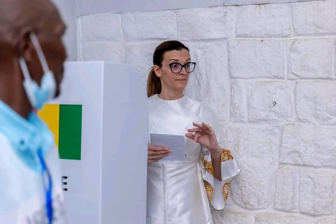 cecild84's tweet image. Former French spy turned Guinean 1st lady, cast her ballot in Guinean elections.