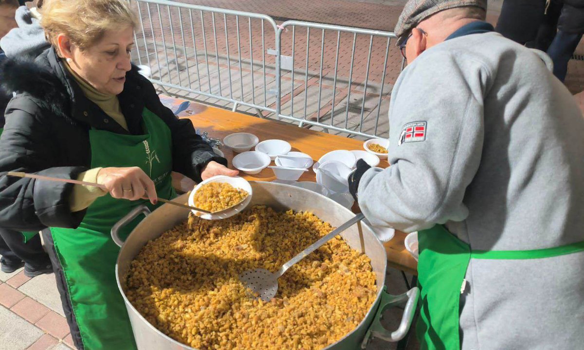 IMPRESCINDIBLE CITA CON LAS "A-MIGAS" DE LA CAMPIÑA

La Asociación de Mujeres de Cabanillas no faltó a su cita con la gastronomía popular en Navidad, repartiendo caldo, gachas y migas en la tarde del 28 de diciembre.

aytocabanillas.org/imprescindible…