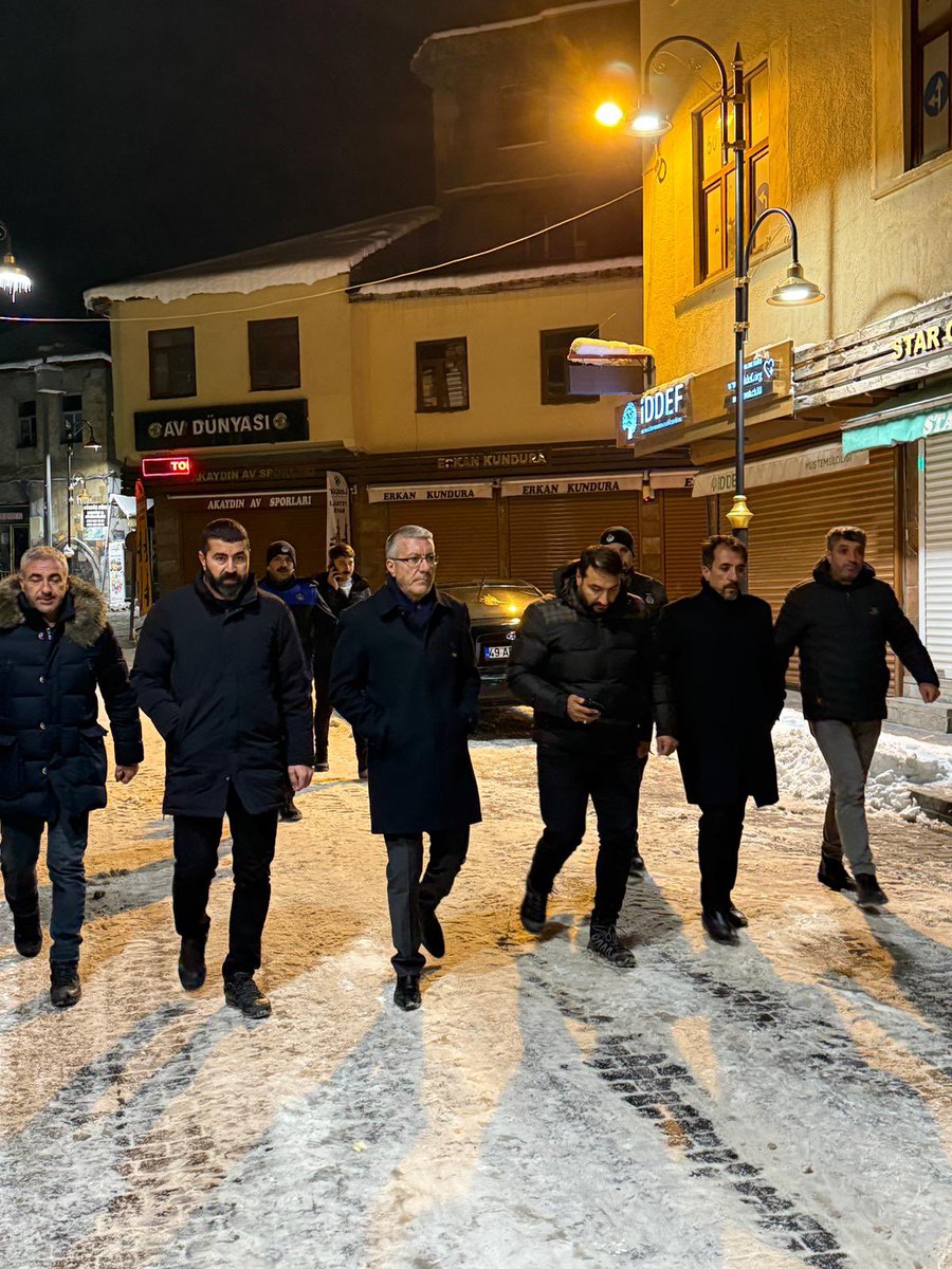 📌 Muş’ta etkili olan kar yağışının ardından belediyemiz ekipleri sahada yoğun bir çalışma yürüttü. Muş Belediyesi Eşbaşkanımız Sırrı Söylemez, gece geç saatlere kadar süren karla mücadele çalışmalarını yerinde inceleyerek ekiplerden bilgi aldı.