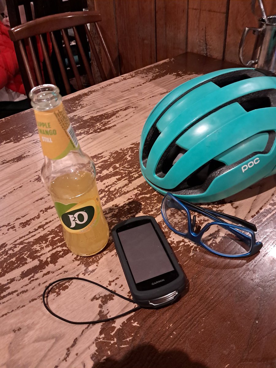 CB_cycles's tweet photo. After all todays chaos and fighting an icy headwind to get back I returned an hour late. So I just had a swift J2o in the pub and headed back to my hotel before any more carnage happened π #FestiveFifty #audax #cycling https://t.co/5QPnMN9pfa