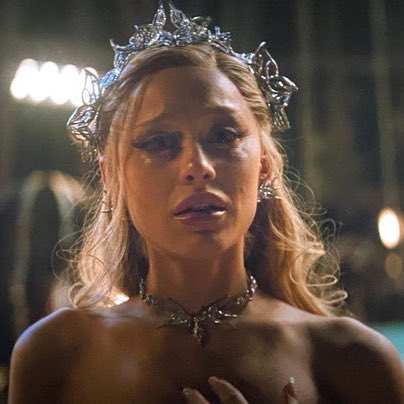 🚨 Ariana Grande wins Best Supporting Actress at the Iowa Film Critics Association for her performance in Wicked: For Good.