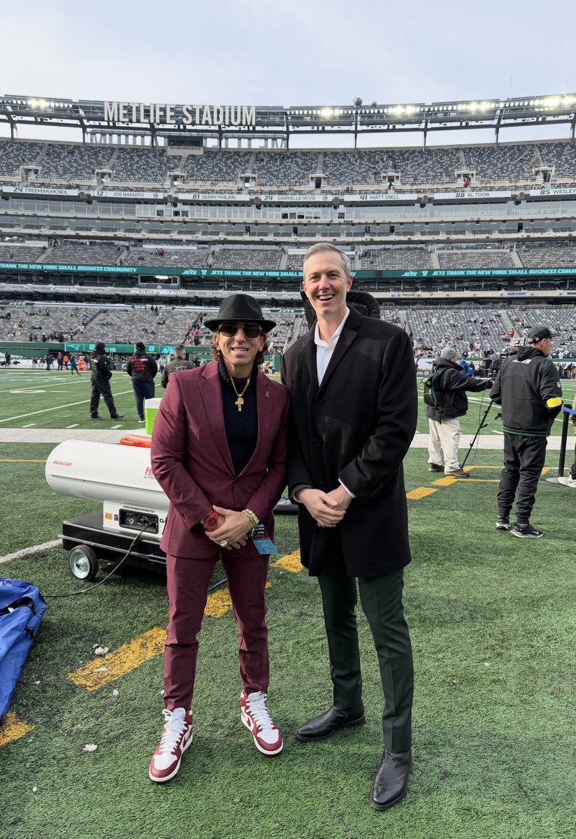 seanstellato's tweet image. Full circle moment with the OG of NFL slot receivers…it was great to meet my man NY @nyjets legend @waynechrebet 

#NoBackingDown #HardWork #GreenLantern