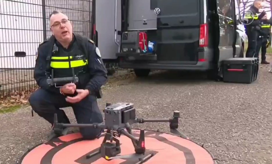 De politie controleert bij de grenzen streng op illegaal vuurwerk! 
Ze zouden zo streng moeten controleren op illegale ASIELZOEKERS! 

Doe een ❤️ &amp; RT als je het eens bent!