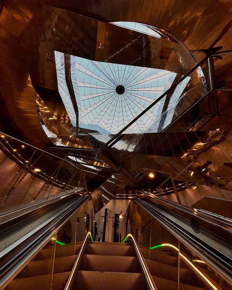 🎉 The Villejuif–Gustave Roussy station, designed by architect Dominique Perrault, has been awarded the Versailles 2025 Prize, which recognizes the most beautiful architectural achievements in the world.
📸 ©urban__flavor
#visitparisregion #explorefrance