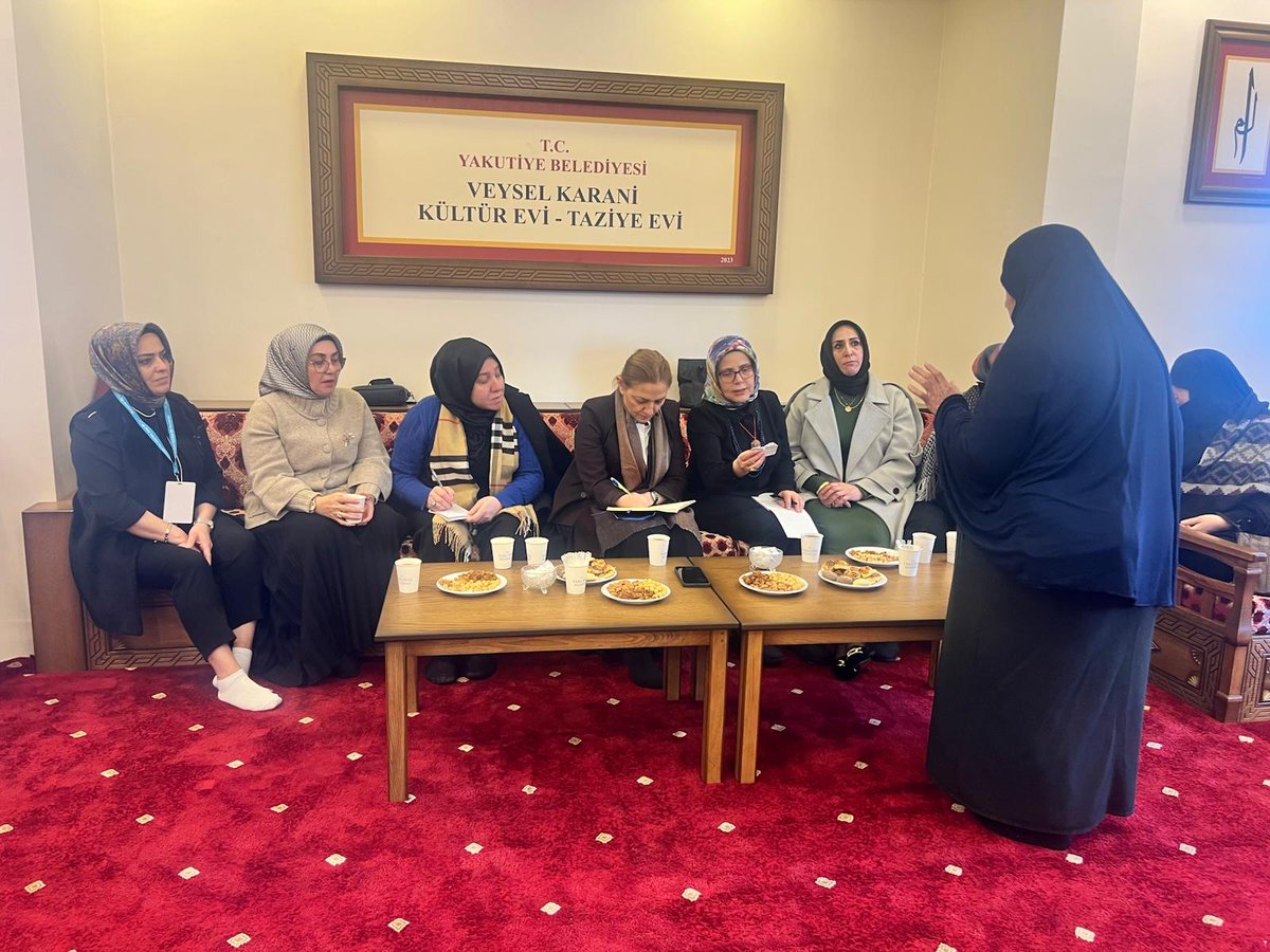 akkadinyakutiye's tweet photo. AK Parti Yakutiye İlçe Kadın Kolları olarak Erzurum Milletvekilimiz Sayın Fatma ÖNCÜ,Yakutiye İlçe Kadın Kolları başkanımız Sayın Nevin ÇUBUKÇI ile birlikte Yakutiye Belediyesi Veysel Karani Kültür Evi'nde kıymetli mahalle sakini hanımefendilerle çay sohbetinde bir araya geldik. https://t.co/OutZq9eqI0