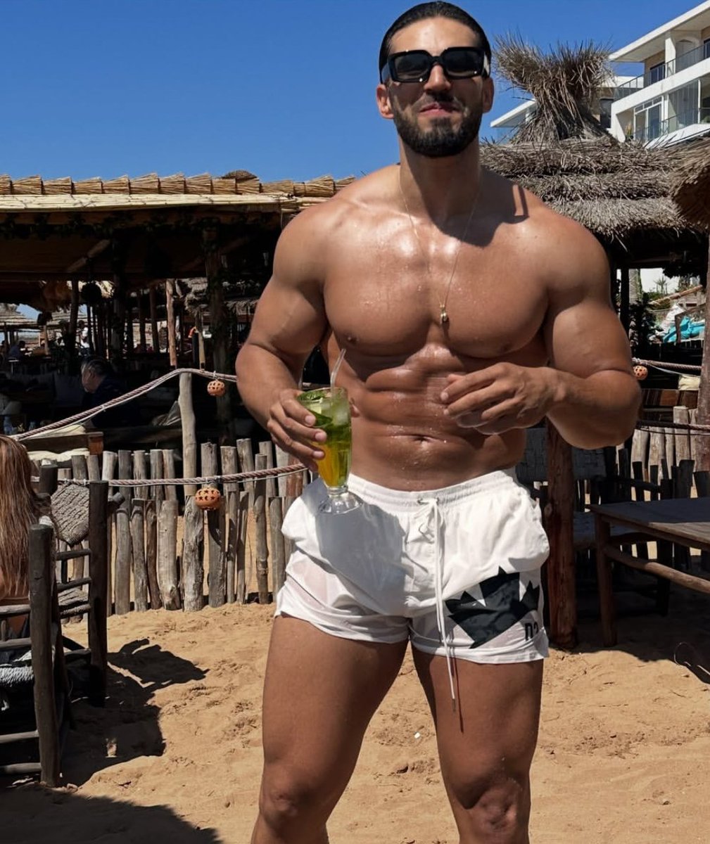 alphamaster02's tweet image. The king relaxes a little alone. He deserves to feel pleasure and worship.