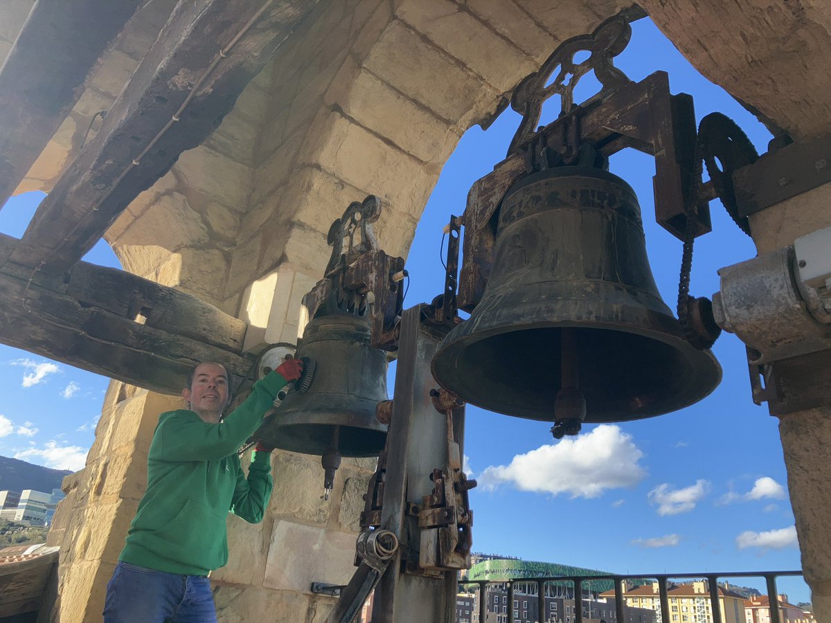 Poco a poco, domingo a domingo voy retirando suciedad a estas dos campanas que empiezan a tener una preciosa pátina. #atxuri #bilbao #encarnacionatxuri #campanas #bells #campanerodebilbao #aitorloizaga #cloches #bellringer #eleizmuseoa