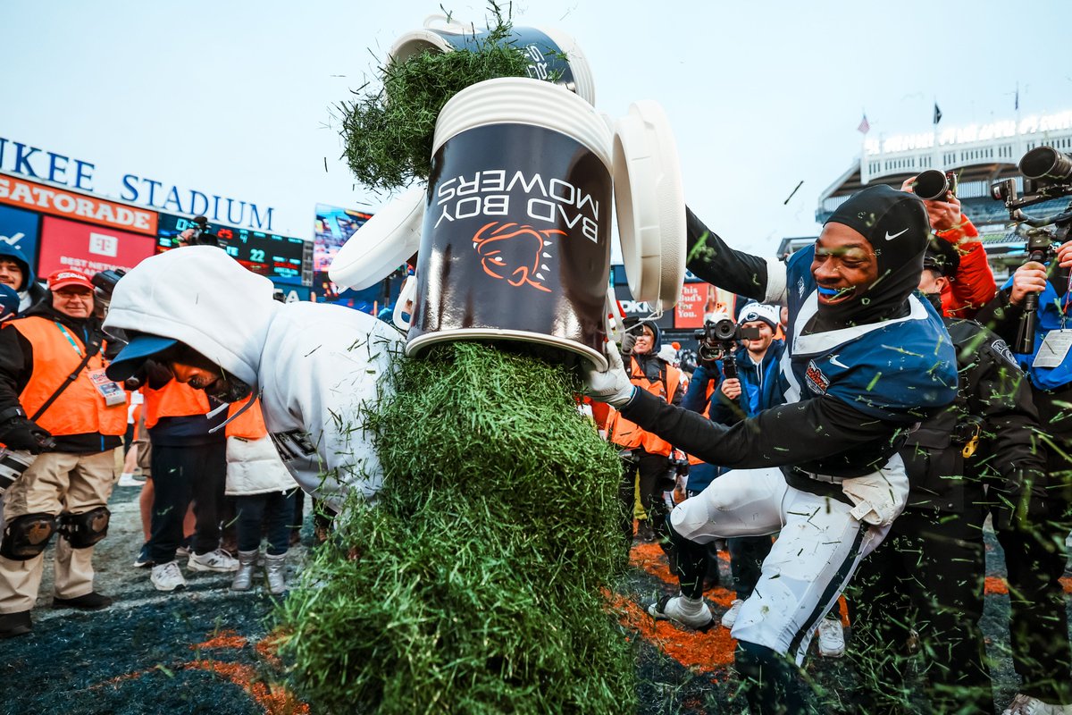 Bad Boy Mowers Pinstripe Bowl tweet media