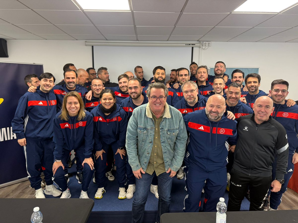🔛 ‘𝗖𝘂𝗿𝘀𝗼 𝗱𝗲 𝗘𝗻𝘁𝗿𝗲𝗻𝗮𝗱𝗼𝗿 𝗱𝗲 𝗙𝘂́𝘁𝗯𝗼𝗹 𝗦𝗮𝗹𝗮 𝗡𝗮𝗰𝗶𝗼𝗻𝗮𝗹 𝗣𝗿𝗼𝗳𝗲𝘀𝗶𝗼𝗻𝗮𝗹’ de la <a href="/rfef/">RFEF</a>

🙋🏻‍♂️ Visita de Antonio Muñoz Canela (<a href="/CANITO_RFEF/">ANTONIO MUÑOZ CANELA, CANITO</a>), Director del <a href="/cedifa/">RFAF-CEDIFA</a> y Presidente del Comité de Entrenadores de la <a href="/RFAF/">RFAF</a>

#AcademiaRFEF