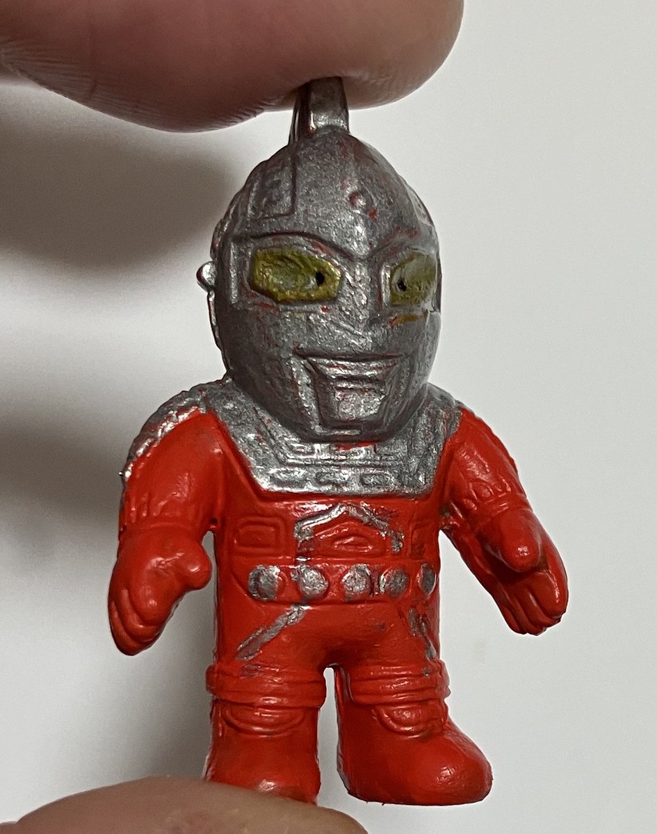 後ろのにせウルトラセブンはユタカのミニヒーローの消しゴムを着色しま 
