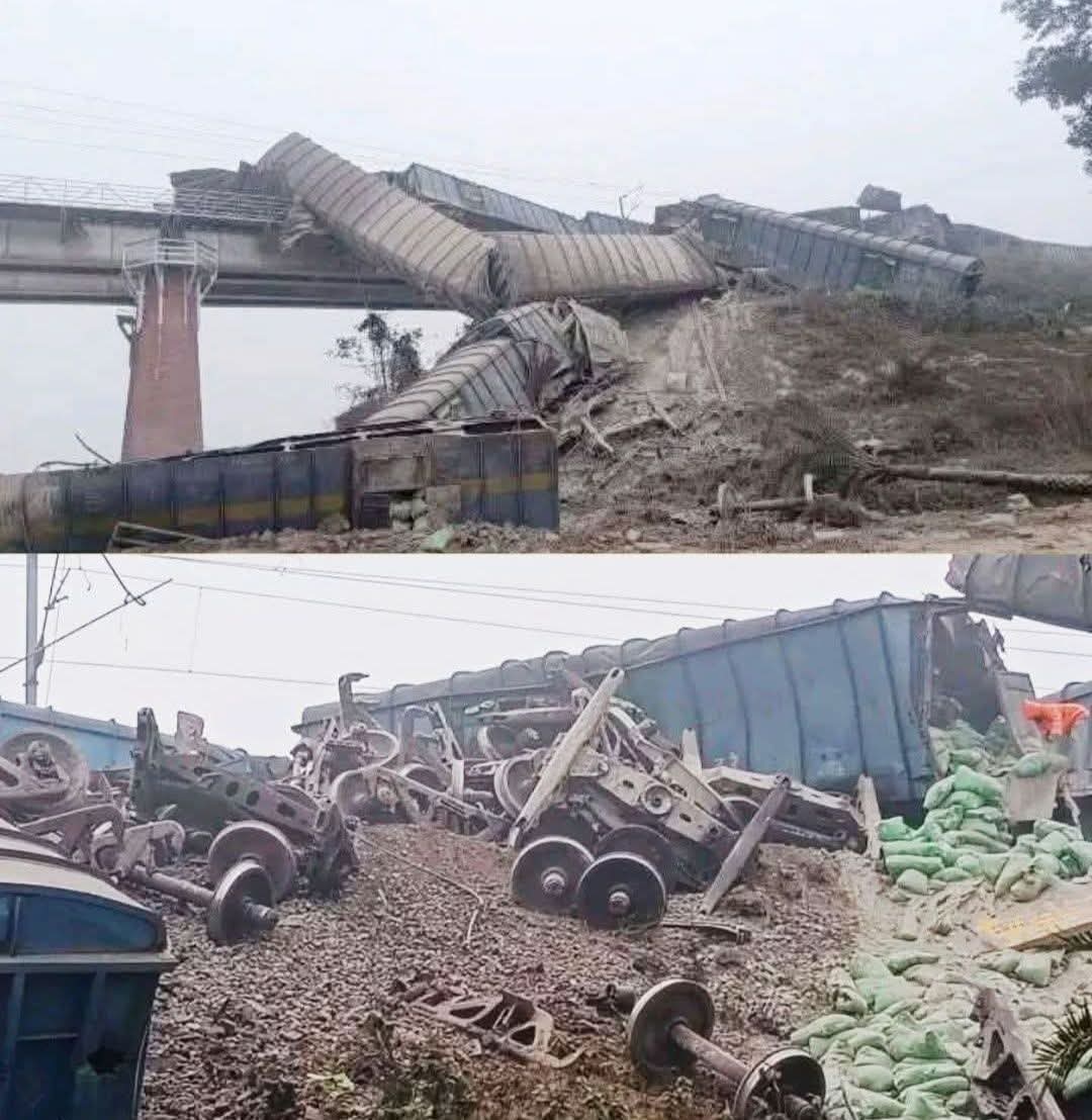 कल रात लगभग 11 बजे जसीडीह–झाझा रेल खंड पर तेलवा बाज़ार हाल्ट के पास एक बड़ा रेल हादसा हुआ। एक मालगाड़ी के 17 डिब्बे पटरी से उतर गए, जिनमें से 10 डिब्बे नदी में जा गिरे। इस घटना के कारण अप और डाउन दोनों लाइनों पर रेल परिचालन पूरी तरह से रोक दिया गया है।#TrainAccident