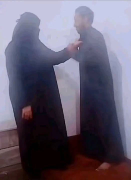 Tarhuna69's tweet photo. شن تدير لما زوجتك تكون أصح منك و اطول https://t.co/xUFO0P2iPq