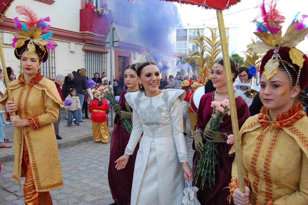 A la <a href="/gpoderbrenes/">Hermandad Gran Poder de Brenes</a> y a nuestra Junta de Gobierno, por la organización y cesión de enseres para el montaje del altar, así como la barra, haciendo de nuestro cartero una gran fiesta de Hdad.
A nuestra Reina de la Ilusión que lució en nuestro Cartero Real, haciendo aún más elegante.