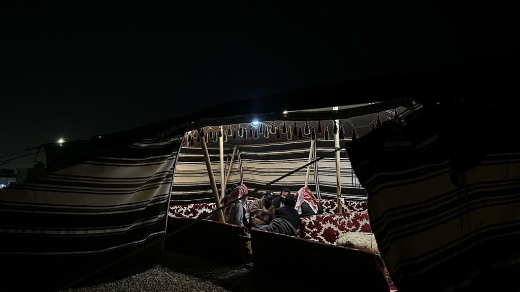 lliix6_'s tweet image. ليا مرني طاريك فالمجلس المليان
أخاويه و أترك هيكل الجسم متراكي

- ضيدان بن قضعان