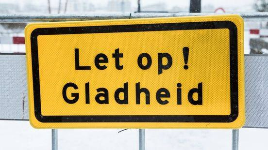 DebbieSchigt's tweet photo. WAARSCHUWING]   

Kijk uit met de gladheid, sommige plekken is t al spekglad en al ongelukken !   

#Gladheid #DoeVoorzichtig #WeesAlert #WeesGewaarschuwd ⚠️

#OostenNL #Achterhoek #Winterswijk 
o.a: ** Sjee dat ze niet meer strooien en ook op pleintjes!

Ze strooien nu wel! https://t.co/wVQWXdl9at