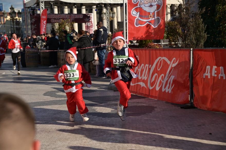 Плоштадот Македонија денеска беше обоен во црвено и исполнет со празнична енергија, насмевки и добро расположение, откако се одржа 11-тото издание на традиционалната Дедомразовска трка во Скопје.

Настанот годинава забележа рекорден одѕив, со повеќе од 800 учесници