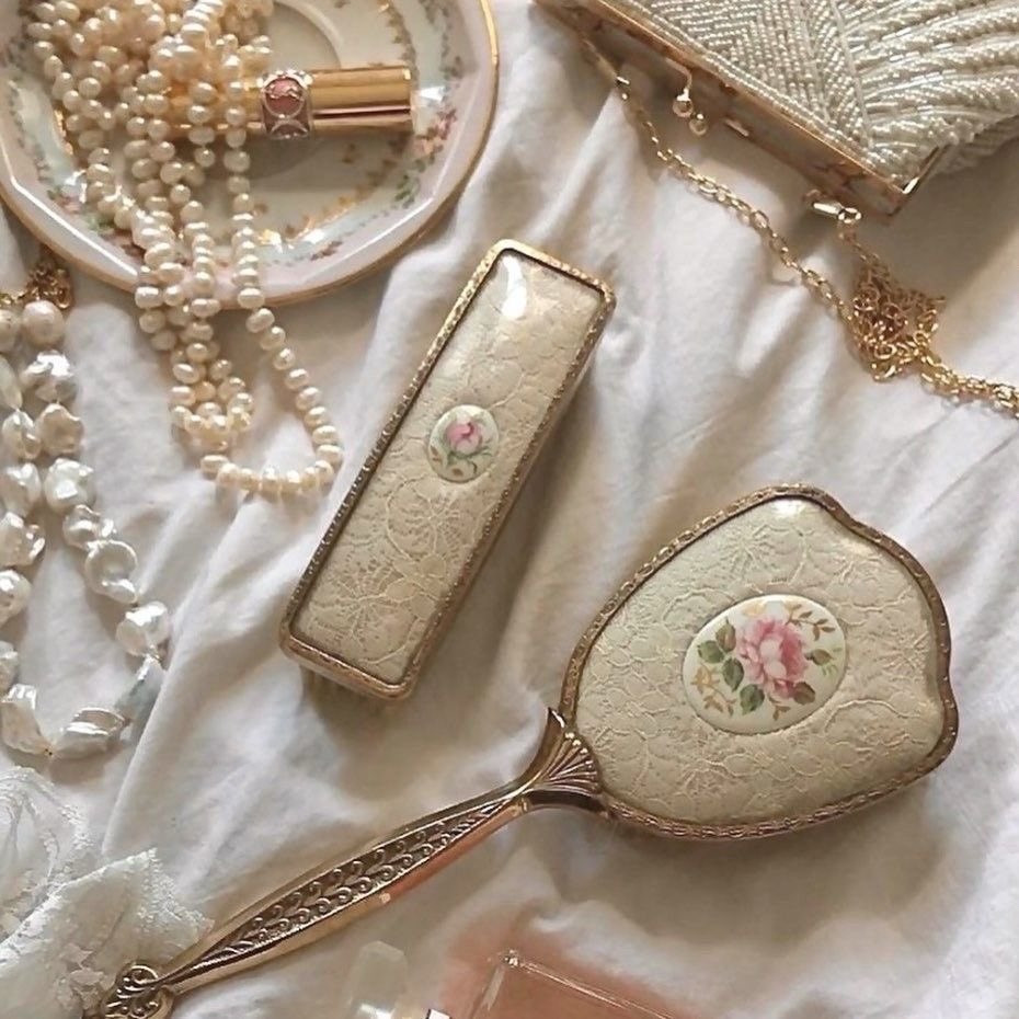 moontides_'s tweet image. She lived in her own fairytale