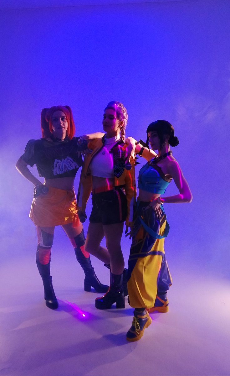 CosForeverYoung's tweet photo. Takedown, takedown,
Takedown, down, down, down! (HUNTR/X girls to the world) 🤟
Zoey by Neko_48
Mira by Iten Fler
#KPOPDEMONHUNTERS #HUNTRX #cosplay https://t.co/vgwyItWN0f