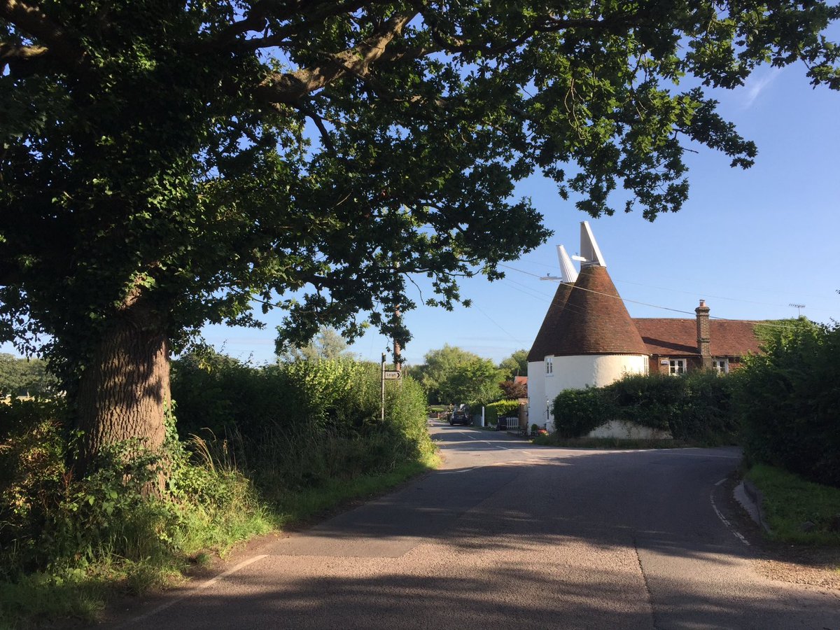 TheKentAcorn's tweet image. The Kingdom of Kent is a dual Kingdom of Kentish Men &amp;amp; Men of Kent, separated by the Mighty Medway

Everyone lives in these funny pointy houses, own oak woods, play cricket (a game we invented) &amp;amp; fly Spitfires over the White Cliffs of Dover