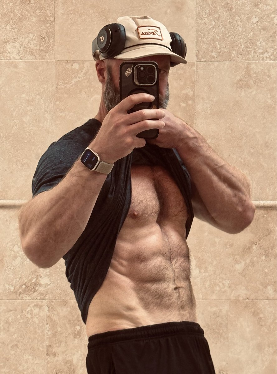 Cookies have made up 30% of my diet for the past 5 days. Feeling great!

Pull day and cardio. Gonna power through Tuesday with no rest days, then go out of town W-F.